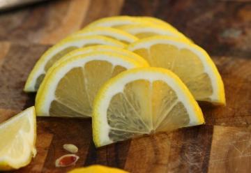 Apa yang saya lakukan adalah untuk memotong lemon adalah baik segar dan tidak manja
