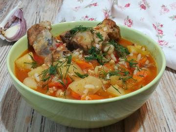 Bergizi dan sup kental lezat dengan sayuran, kentang dan nasi di Uzbekistan