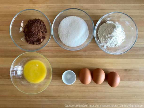 Bahan untuk membentuk 16 cm diameter: 3 telur (C1), 100 g gula pasir, 60 tepung B / C g, 30 g coklat bubuk, 20 g mentega, 20 g gula vanili, garam