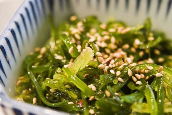  Rumput laut bisa dimanfaatkan untuk membuat salad yang enak. (Foto: sheknows.com)