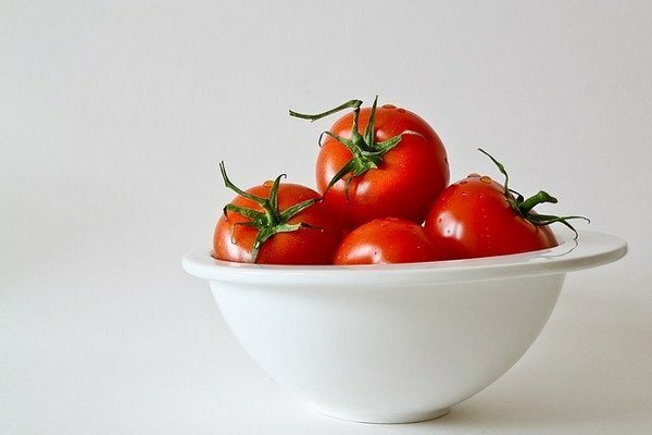 Dianjurkan untuk makan tomat segar, karena kolin dihancurkan setelah perlakuan panas (Foto: pixabay.com)