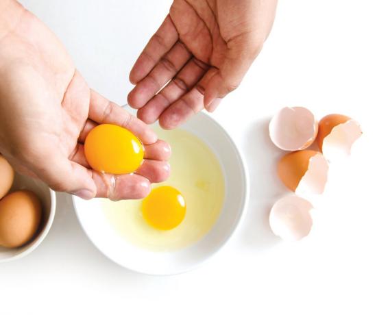 Cara cepat membagi banyak telur dalam kuning telur dan putih. Foto - Yandex. gambar