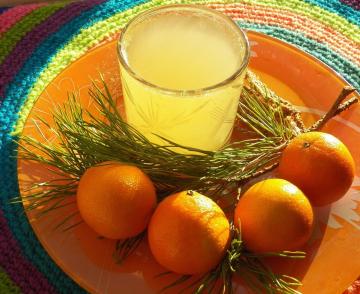 Mandarin-cemara minuman dengan vitamin C. Natal baru 2020!