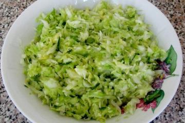 Yang paling lezat salad kubis dan bawang. Pastikan untuk mencobanya!