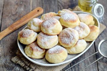 Donat di atas kefir, digoreng dalam wajan