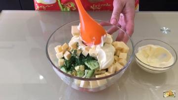 Salad dengan kepiting tongkat dalam keranjang