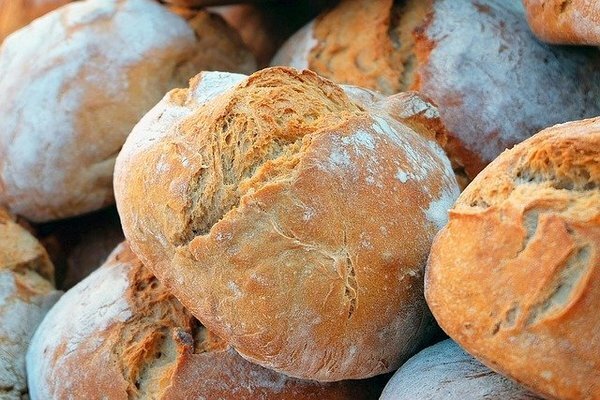 Omong-omong, roti bisa dibekukan, lalu dicairkan dan dipanggang di oven dengan keju (Foto: pixabay.com)