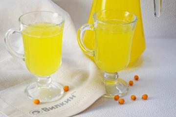 Minuman buah seabuckthorn dengan rempah-rempah