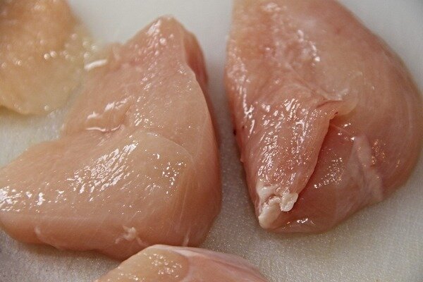 Fillet ayam paling berguna, dan bukan bagian lain dari unggas. (Foto: Pixabay.com)