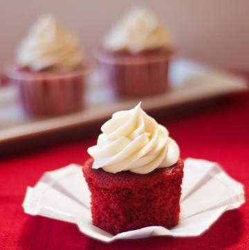 Cara memasak cupcakes terang, cupcakes "Red Velvet" untuk para tamu mengatakan wow