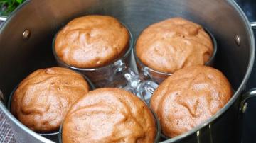 Muffin dalam panci di atas kompor konvensional