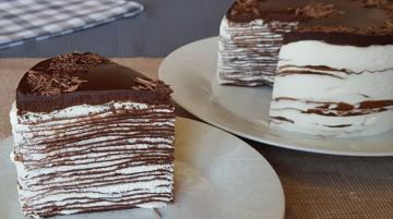 Chocolate pancake cake. Kombinasi krim lembut dan kaya cokelat glaze, memberikan rasa yang unik dari kue