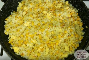 Aku tinggal nasi? Siapkan hiasi dengan telur dan jagung. Sederhana dan lezat