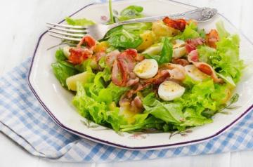 Yang funky hangat salad dengan telur dan daging. Makan, terlihat dalam waktu singkat !!!