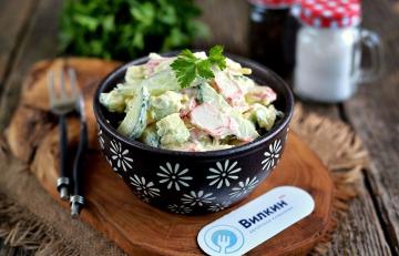 Salad alpukat dengan stik kepiting