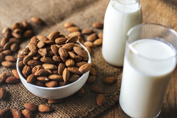 Susu almond memiliki lebih sedikit protein (Foto: Pixabay.com) 