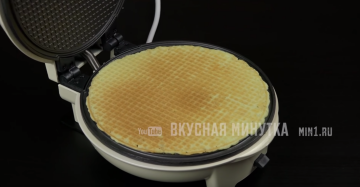 Wafer gulungan "Mama." Resep dari pemutusan otomatis untuk waffle iron tua