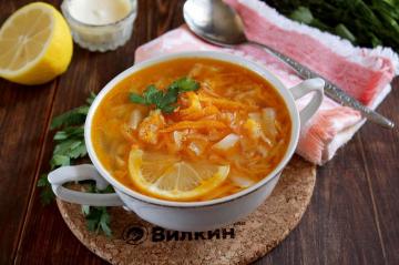 Sup kubis tanpa daging dengan sauerkraut