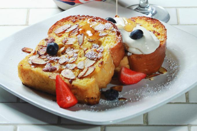 Kombinasi favorit saya - almond kelopak, madu, whipped cream dan buah segar. Foto - Yandex. gambar 