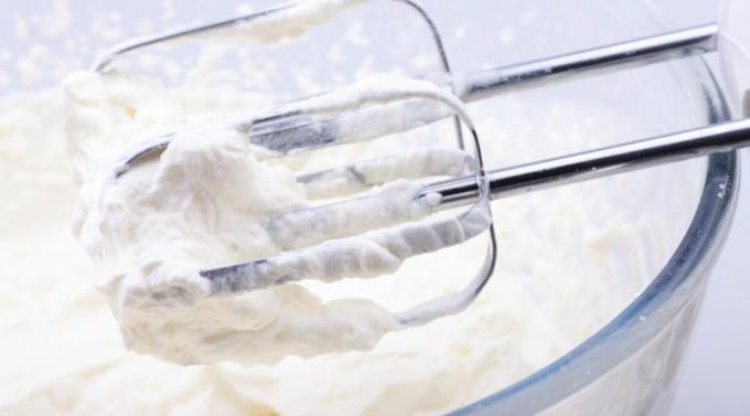 Whipped cream ke puncak keras. Foto - Yandex. gambar