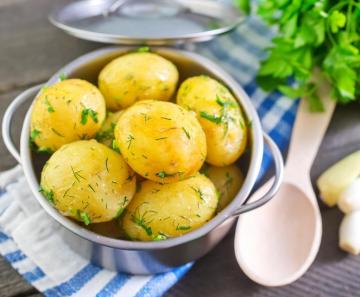 Cara memasak kentang dalam microwave selama 7 menit. 3 metode