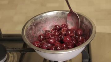 Lezat cherry strudel. knalpot sederhana adonan resep