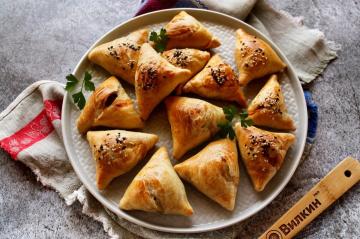 Samsa dari puff pastry dengan daging cincang