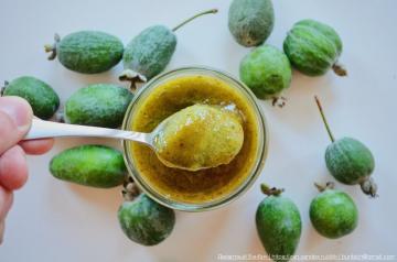 Ibu berbagi resep nya untuk selai feijoa. Dia memasak tanpa memasak