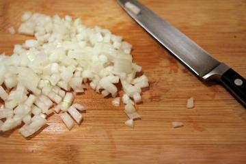 Yang paling lezat dan sehat lauk: nasi dengan bawang dan wortel dalam oven
