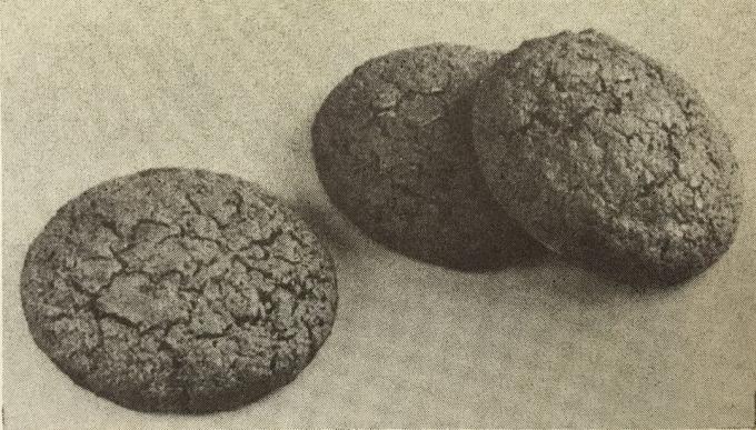  Pastry "almond". Foto dari buku "Produksi kue-kue dan kue," 1976