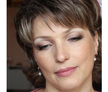 Wanita makeup usia kesalahan yang mencoba untuk terlihat lebih muda, mendapatkan efek yang berlawanan