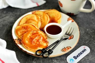 Pancake yang subur dengan susu kental (tanpa ragi)