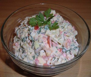Salad dengan kepiting tongkat dan kacang-kacangan. Sebuah cara yang sangat cepat untuk memasak salad besar.