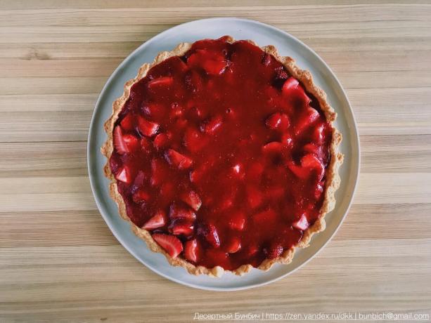 Siap strawberry cake terlihat sangat lezat. Bentuk 24-26 cm dengan diameter