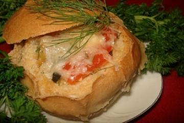 Hot roti diisi dengan jamur, keju dan tomat