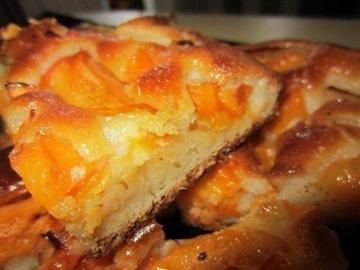 Lembut dan lapang cake dengan aprikot dalam krim. resep favorit