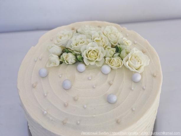 Sebuah contoh sederhana bagaimana untuk menghias kue dengan bunga-bunga segar