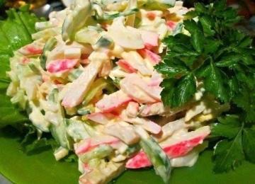 Salad "Laut" dengan kepiting tongkat dan cumi-cumi. Menyapu menjauh dari meja dalam 5 menit!