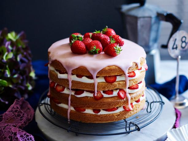 CONTOH selesai cake dengan strawberry dan glasir. Foto - Yandex. gambar