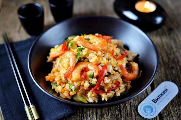 Nasi dengan udang dan sayuran