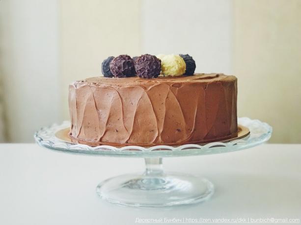 Kue dilapisi krim berdasarkan dark chocolate