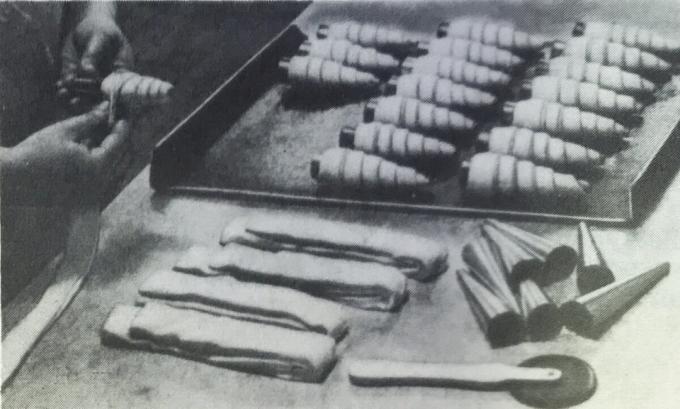 Proses penyusunan tubulus dengan krim. Foto dari buku "Produksi kue-kue dan kue," 1976 