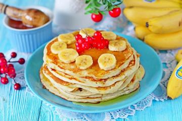 Pancake yang subur di atas kefir