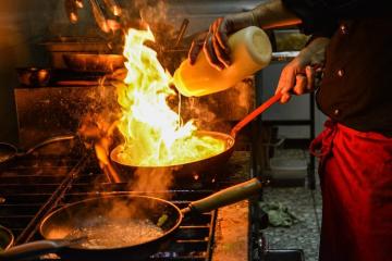 Mengapa di restoran hidangan yang dimasak selama 10 menit, sementara di rumah kita menghabiskan pada jam tangan.