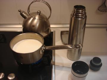 2 proses yang sederhana untuk persiapan susu hangat. Sekarang domestik sampah sederhana!