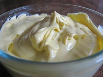Bagaimana cara membuat mayones buatan sendiri dengan krim asam dan kuning telur rebus. Tidak berminyak dan lezat