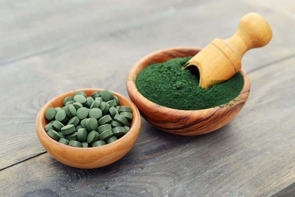 Spirulina dapat dibeli segar, dikeringkan, dalam bentuk suplemen makanan (Foto: trojmiasto.pl)