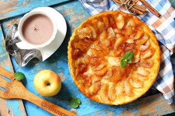 Tart Taten dengan apel