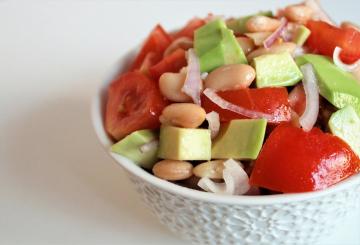 Salad dengan tomat, kacang dan alpukat