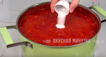 Mengenakan borscht untuk musim dingin. Saya menyiapkan setidaknya 15 kaleng setiap tahun: enak dan nyaman